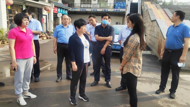 青州市長(zhǎng)宋偉偉攜工作組到泰豐購(gòu)物廣場(chǎng)指導(dǎo)文明城市創(chuàng)建工作