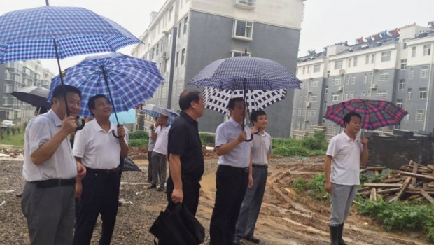 青州市人大常委會(huì)黨組書記、副主任楊云生同志在普通安置區(qū)召開現(xiàn)場(chǎng)辦公會(huì)